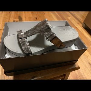 NIB vionic sandals size 7